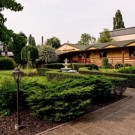 Hotel Slnecny Dvor Michalovce Buitenkant foto