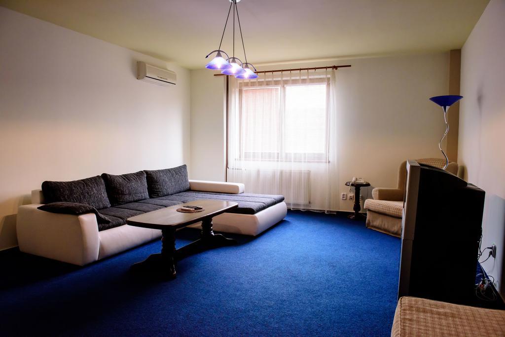 Hotel Slnecny Dvor Michalovce Kamer foto
