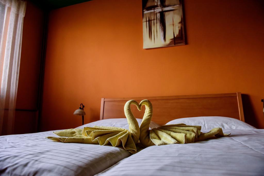 Hotel Slnecny Dvor Michalovce Kamer foto