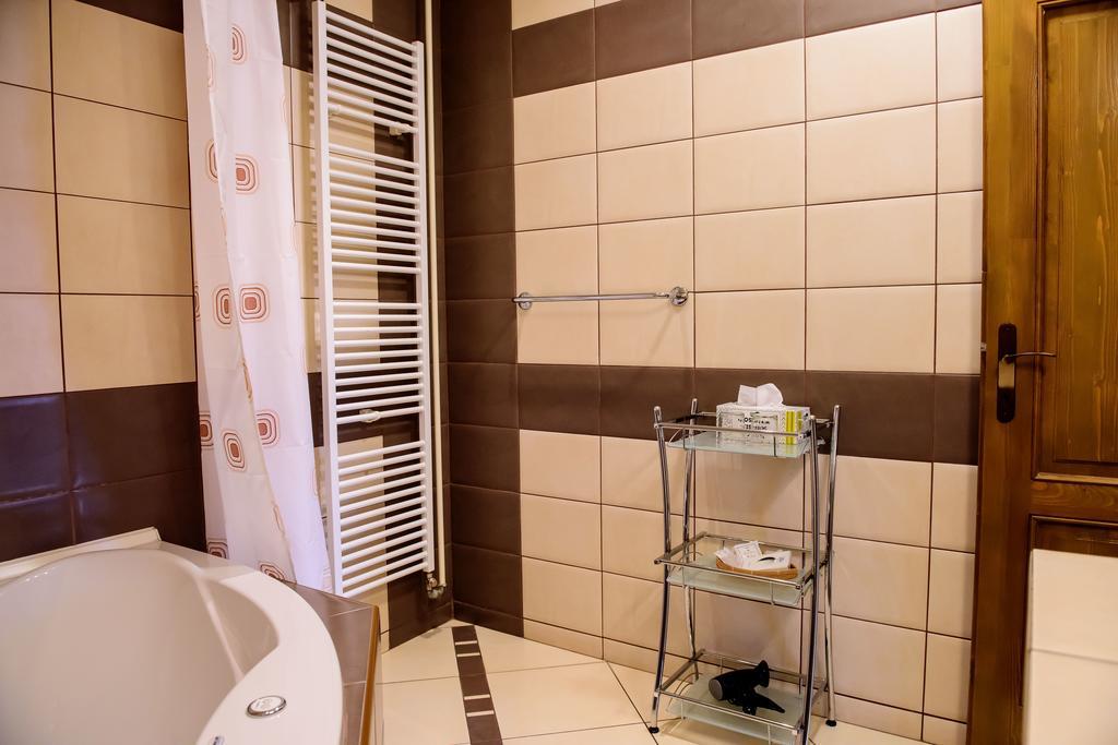 Hotel Slnecny Dvor Michalovce Buitenkant foto