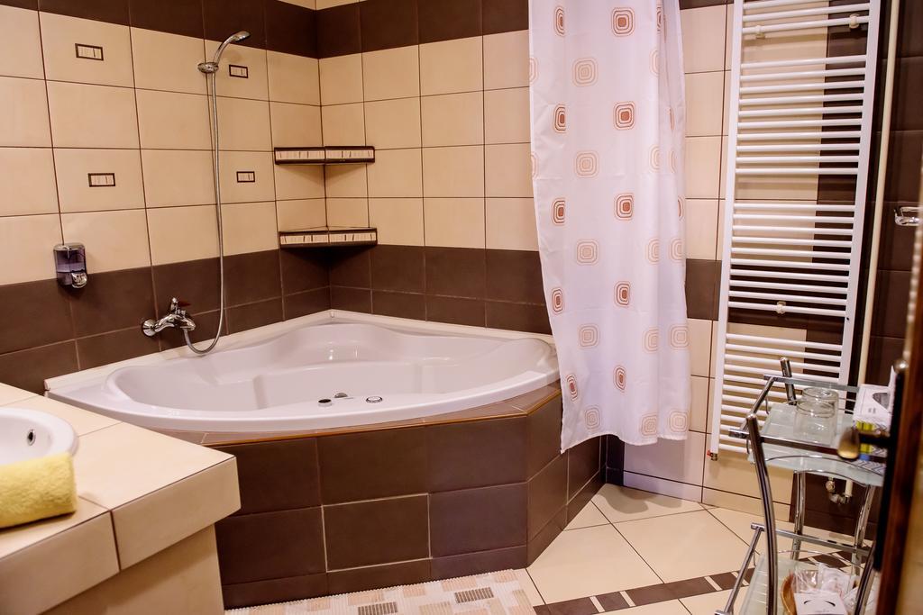 Hotel Slnecny Dvor Michalovce Kamer foto