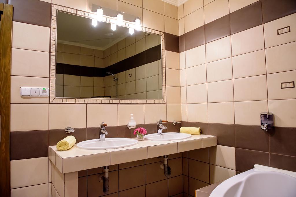 Hotel Slnecny Dvor Michalovce Kamer foto