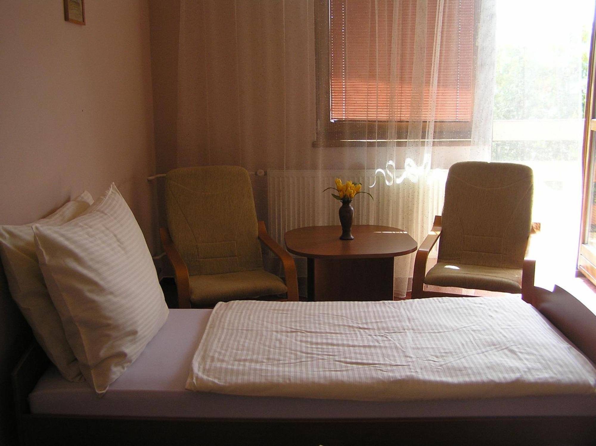 Hotel Slnecny Dvor Michalovce Kamer foto