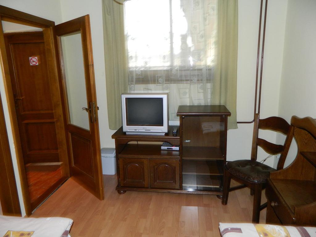 Hotel Slnecny Dvor Michalovce Kamer foto
