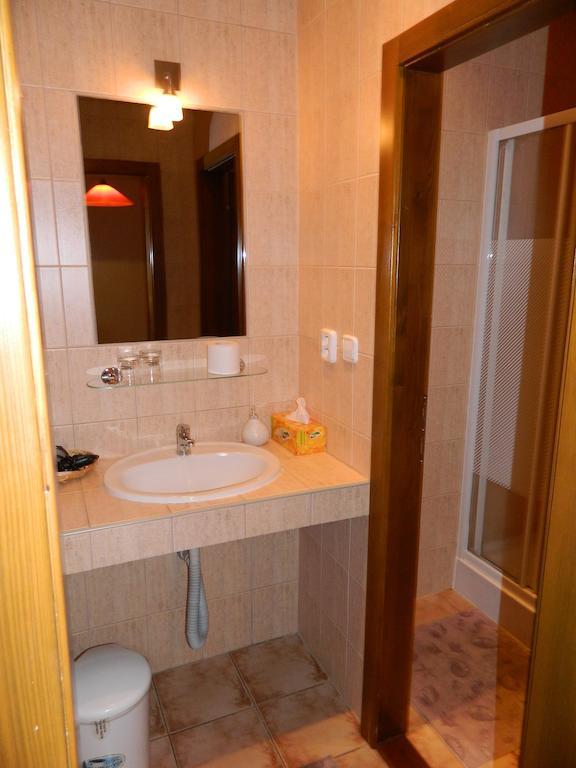 Hotel Slnecny Dvor Michalovce Kamer foto