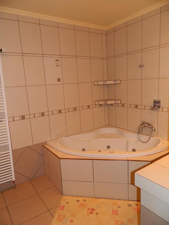 Hotel Slnecny Dvor Michalovce Kamer foto