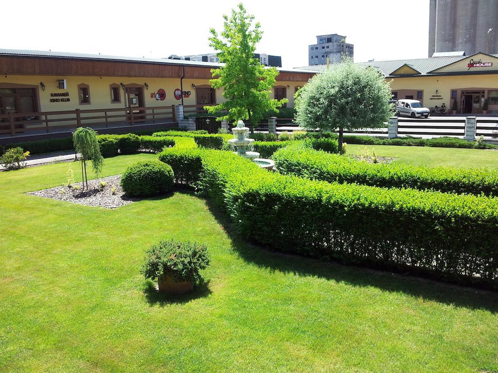 Hotel Slnecny Dvor Michalovce Buitenkant foto