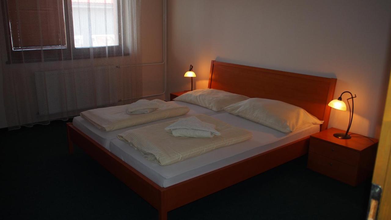 Hotel Slnecny Dvor Michalovce Buitenkant foto