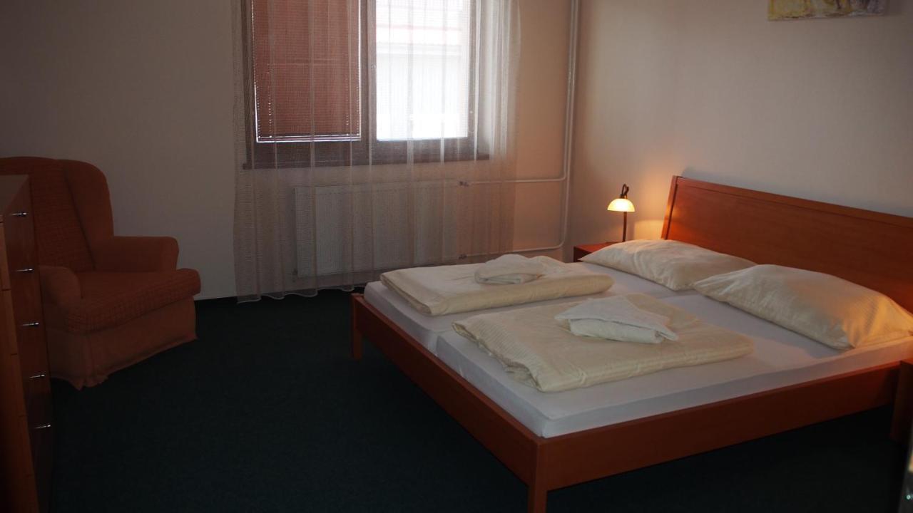 Hotel Slnecny Dvor Michalovce Buitenkant foto