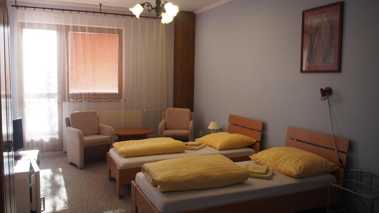 Hotel Slnecny Dvor Michalovce Buitenkant foto