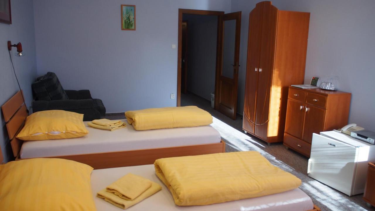 Hotel Slnecny Dvor Michalovce Buitenkant foto
