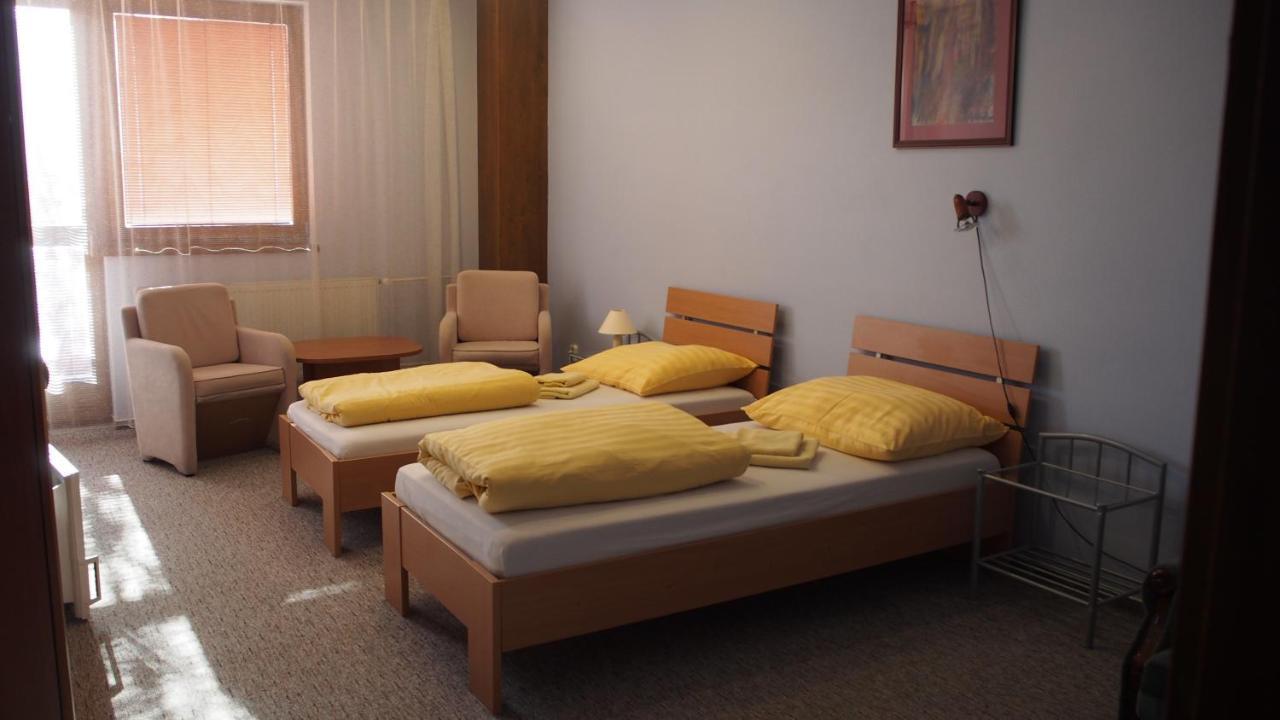 Hotel Slnecny Dvor Michalovce Buitenkant foto