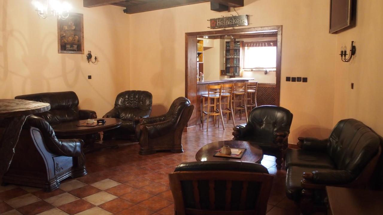 Hotel Slnecny Dvor Michalovce Buitenkant foto
