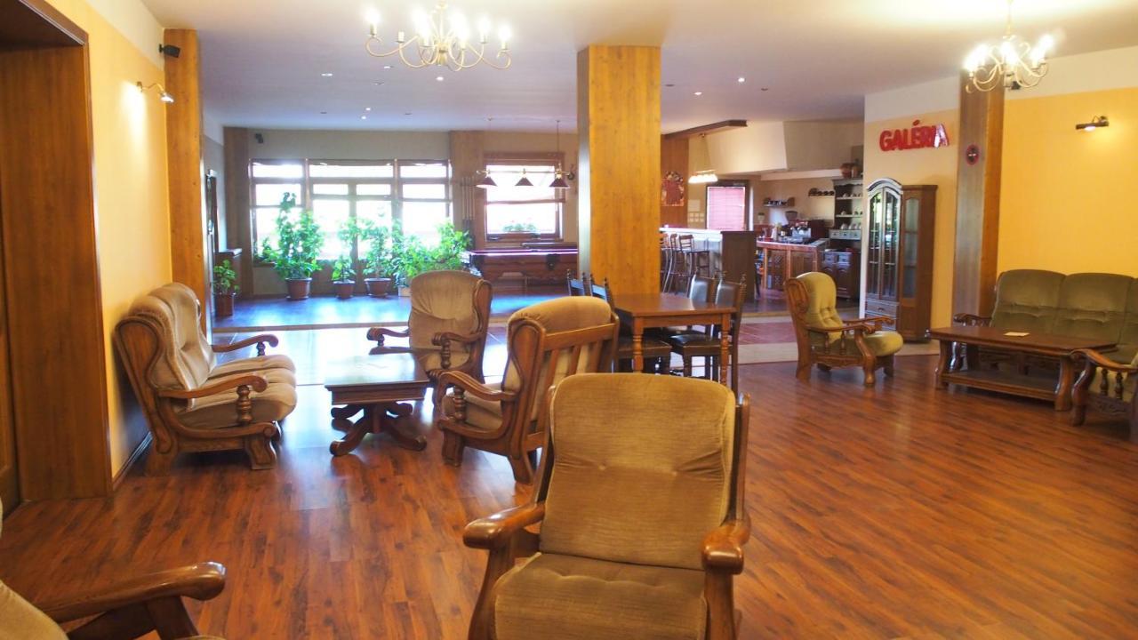 Hotel Slnecny Dvor Michalovce Buitenkant foto