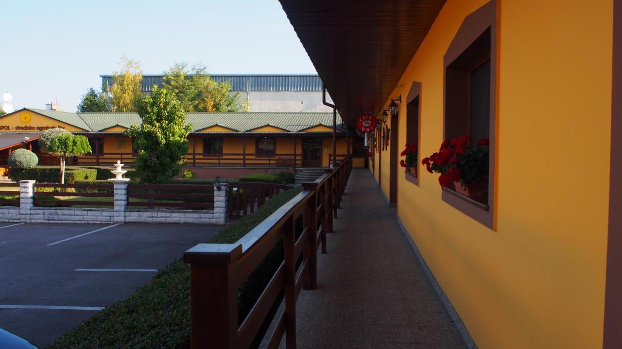 Hotel Slnecny Dvor Michalovce Buitenkant foto