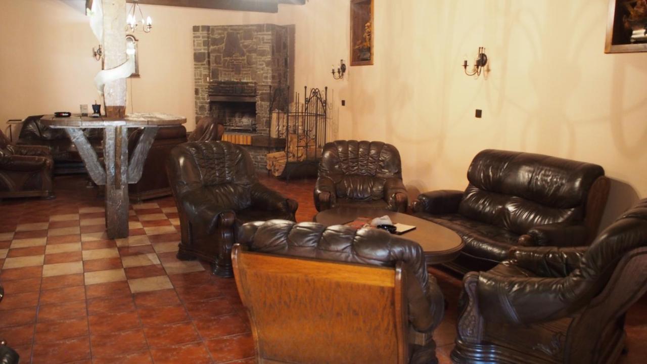 Hotel Slnecny Dvor Michalovce Buitenkant foto