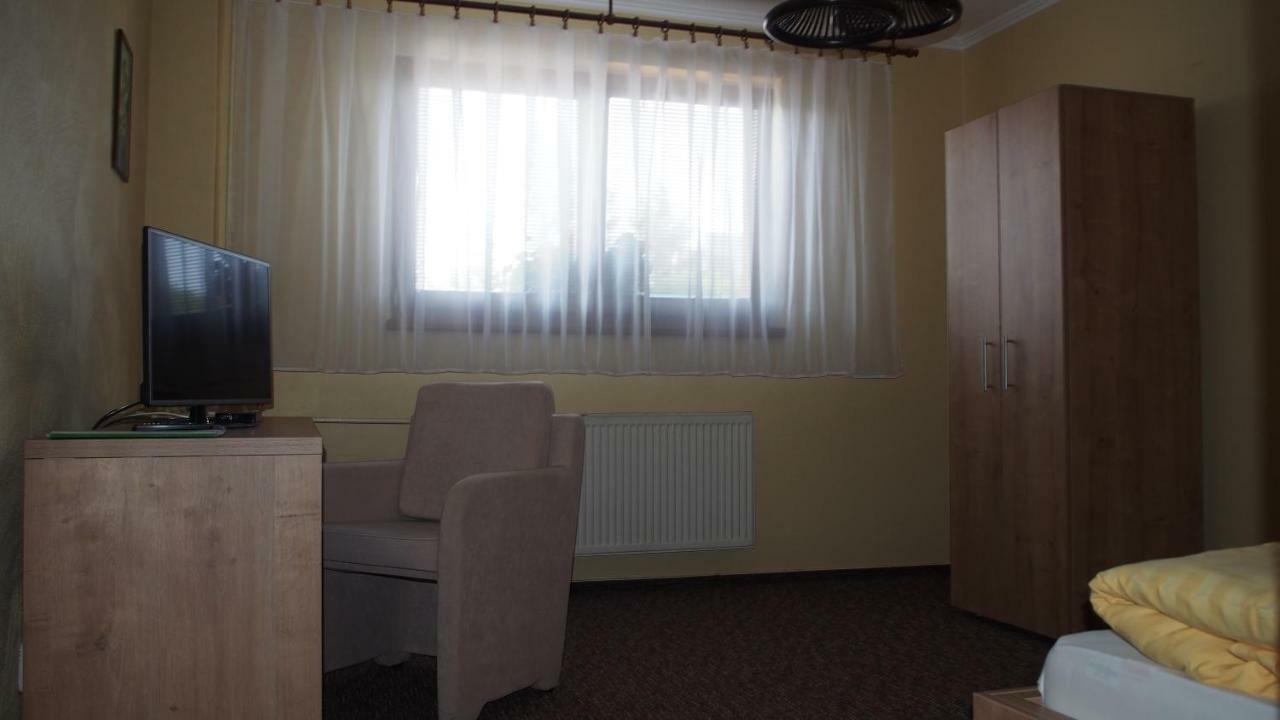Hotel Slnecny Dvor Michalovce Buitenkant foto