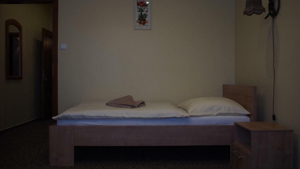 Hotel Slnecny Dvor Michalovce Buitenkant foto