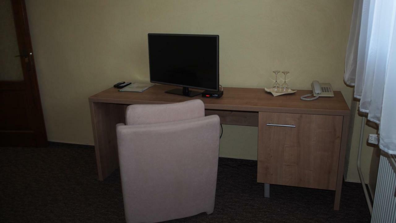 Hotel Slnecny Dvor Michalovce Buitenkant foto